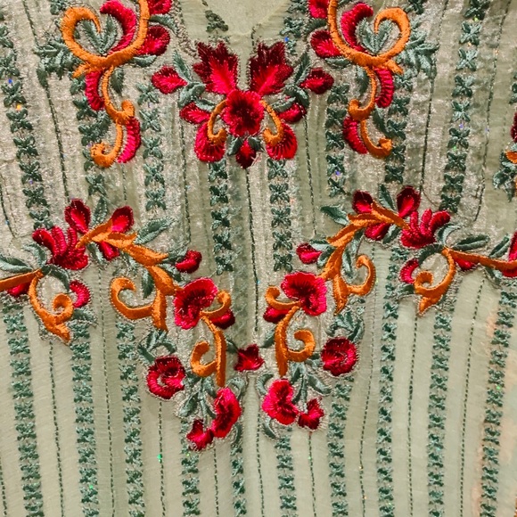 Gorgeous embroided shirt with tulip by Mina Hasan - Picture 2 of 5